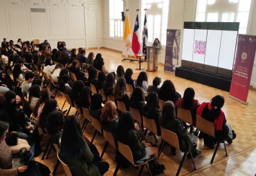 Escolares participan en Día Internacional de las Mujeres en Matemáticas en la PUCV